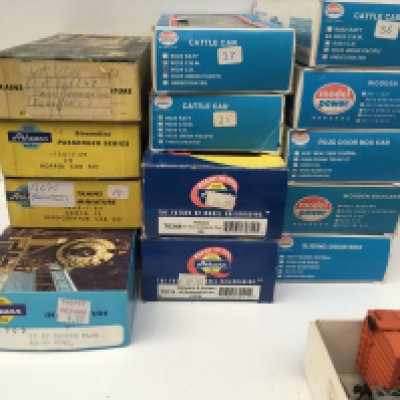 A collection of 13 boxed HO gauge model railway rolling stock by Athearn and Model Power. Also 2 loose wagons. No reserve.