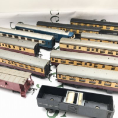 Withdrawn - A Box Containing Loose 00 Gauge Wagons And Coaches.