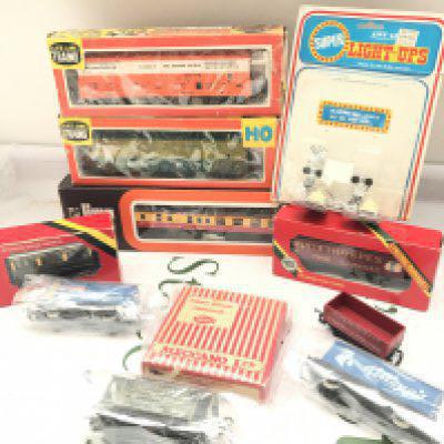 A Small Collection Of Boxed And Loose 00/H0 Wagons. Coaches And Accessories. No Reserve.