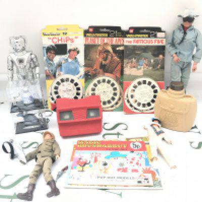A Box Containing Various Toys Including A View-Master With Reels. Doctor Who etc. no Reserve.