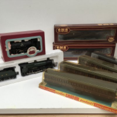 A collection of OO and HO model railway pieces comprising 2x locomotives by Mainline and Dapol plus 6x boxed coaches by GMR and GRAFAR. No reserve