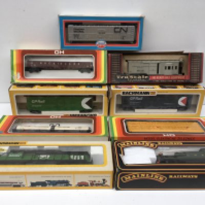 A collection of nine boxed OO and HO model railway accessories including 2 x Locomotives by Bachmann and Mainline plus 7x rolling stock wagons. No reserve