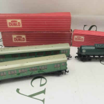 2 Boxed Hornby Dublo 00 Gauge Electric Driving Coaches #4250 And A Rare Dimond bogie Caustic Tanker.