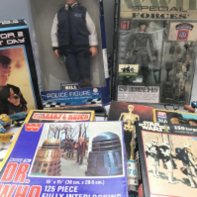 A Collection Of Vintage Jigsaw Puzzles. Figures etc. no Reserve.