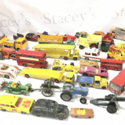 A Collection of Corgi Classic Chipperfields Circus Vehicles and Display Case. No Reserve.