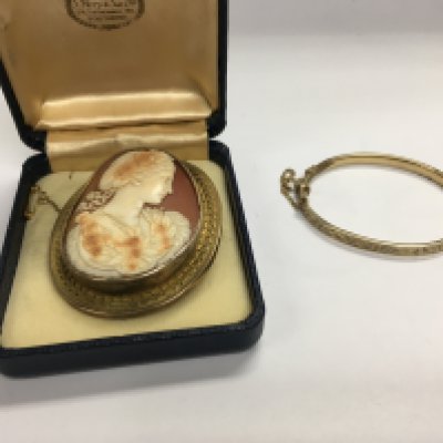 a cameo brooch with a oct gold plated brooch.