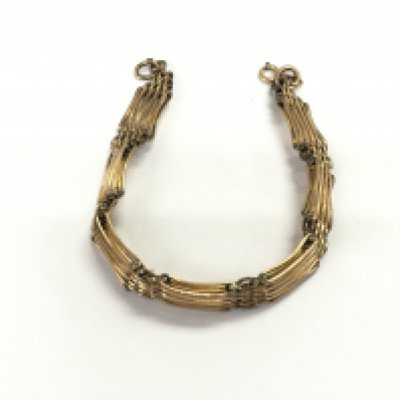 A 9ct gold gate bracelet. 13.42g Postage A