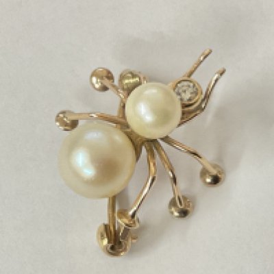 9ct gold bug brooch inset diamond, approx 3.37g, postage category A.