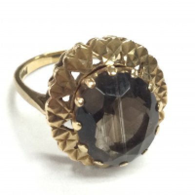 A 9ct gold ring set with a smoked quartz stone , size O. 5.1g Postage category A