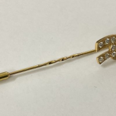 18ct gold, 3/4ct diamond inset initial tie pin, approx 4.09g, postage category A.