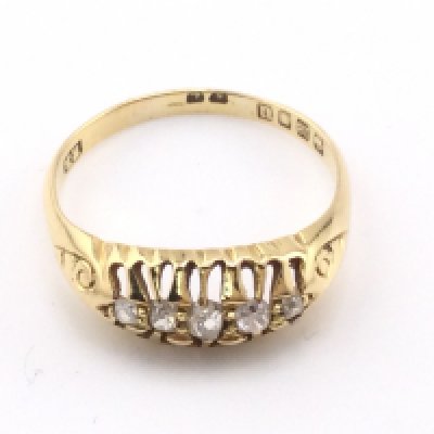 An 18ct gold diamond set ring. Size O and 3.21g Postage A