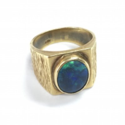An 18ct gold ring set with opal 11.54g and size P 1/2