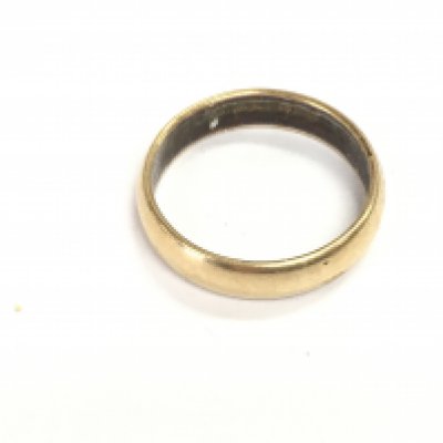 A 14ct gold wedding band. 4.04g and size P Postage A