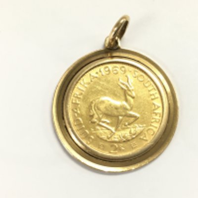 A 1969 South African 2R coin in an 18k gold pendant. 12.19g Postage A