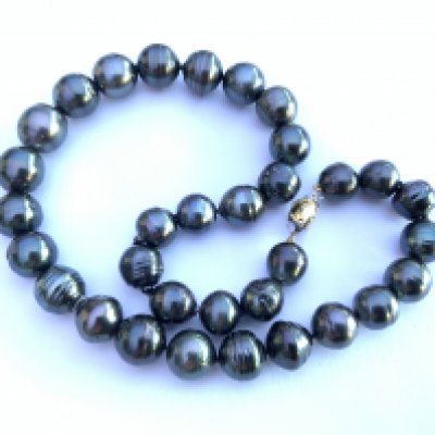 Graduated Tahitian pearl necklace with an 18ct white and yellow gold clasp. Postage category A.