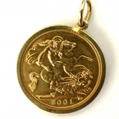 2001 Elizabeth II Half sovereign, with a 9ct gold coin mount. (4.63g)