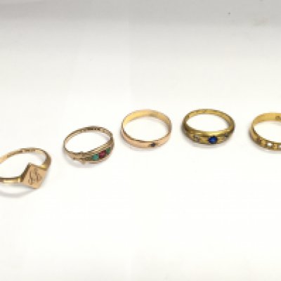A small collection gold and yellow metal rings. Approx weight 10 grams.