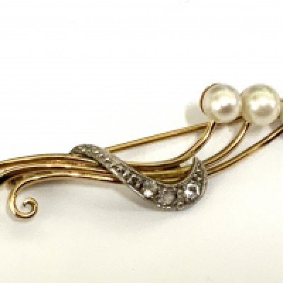 A small 15ct gold brooch set with white sapphire and pearls, 3.1g (A)