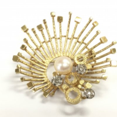A 14k gold brooch set with central pearl and three small diamonds.40mm diameter and 9.70gPostage B