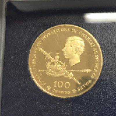 A Turks and Caicos islands 100 crowns proof good coin. 12ct and approximately 18g Postage B