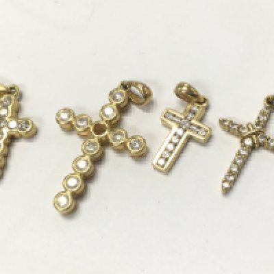 18ct gold diamond crosses .total weight 7.3g Postage category A