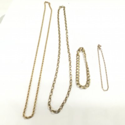 Two 9ct fold chains and two 9ct gold bracelets. 20.90g total.