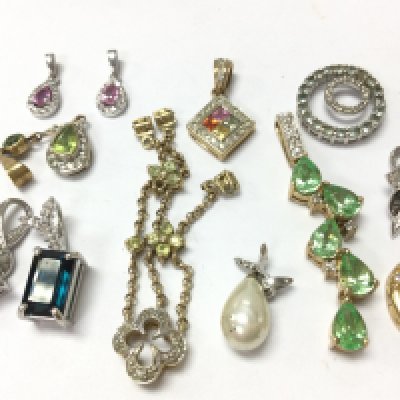 A collection of 9ct gold pendants , 17.6g total weight. Postage category A