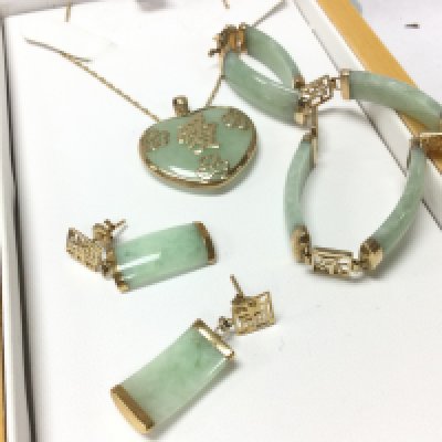 A 9ct gold and jade jewellery set. Postage category B