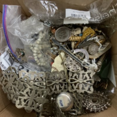 A box of mixed costume jewellery. (A)