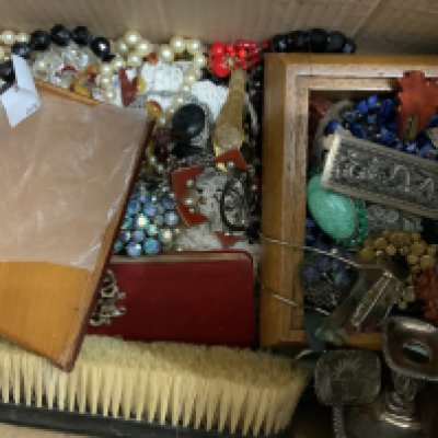 A small box of mixed vintage costume jewellery.