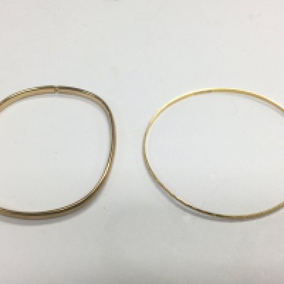 Two 9ct gold bangles, approx 7.9g. Shipping category A.