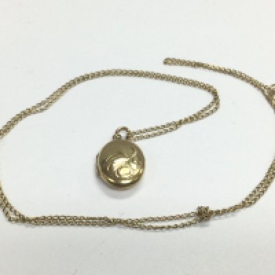 A 9ct gold locket on a 9ct gold chain, approx 3.2g. Shipping category A.