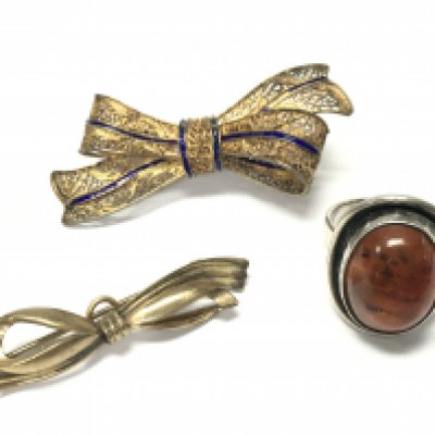 A silver Filgree brooch , gold 333 brooch, 835 silver and amber ring