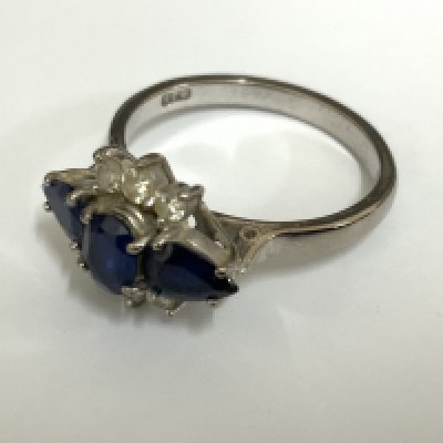 A good quality 18ct white gold sapphire and diamond ring, Size Q. (A)