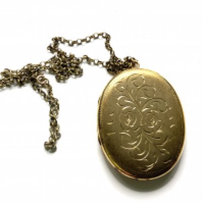 A large 9ct gold Locket with engraved rose design and chain. Overall 28.5g. (A)