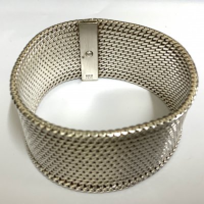 A heavy hallmarked sterling silver woven mesh bracelet. 19cm x 3.1cm wide. (A)