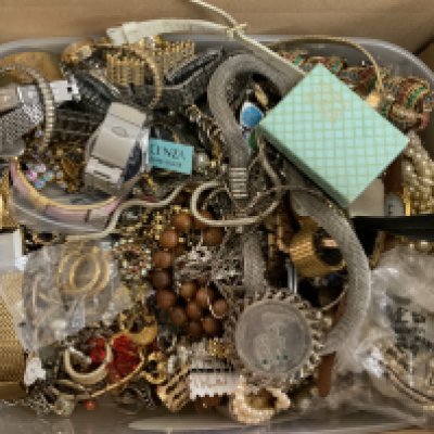A box of mixed costume jewellery etc (B)
