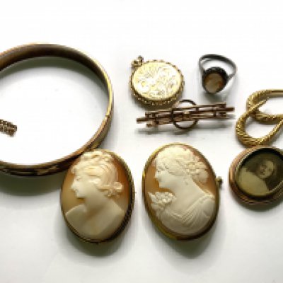 A mixed lot to include 2 yellow metal mounted cameos, 9ct gold locket and additional jewellery. (A)