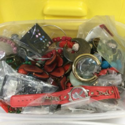 A tub of mixed costume jewellery. Shipping category C.