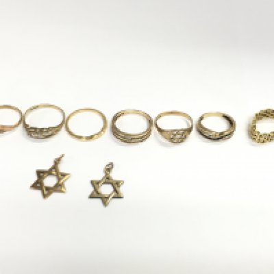 A collection of assorted 9ct gold rings and pendants. 15.21g total. Postage A