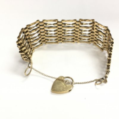 A 9ct gold gate bracelet with heart padlock. 16.62g