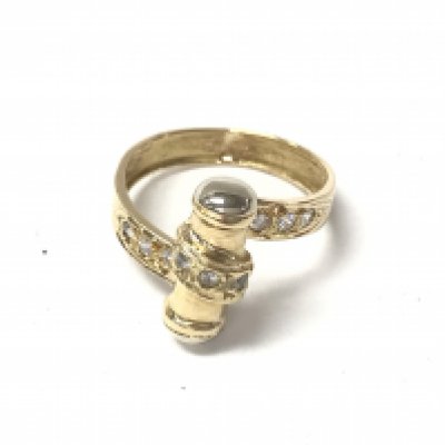 An 18ct gold ring set with white stones. Size O and 4.29g