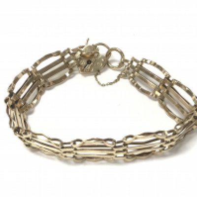 A 9ct gold gate bracelet. 17.19g Postage B