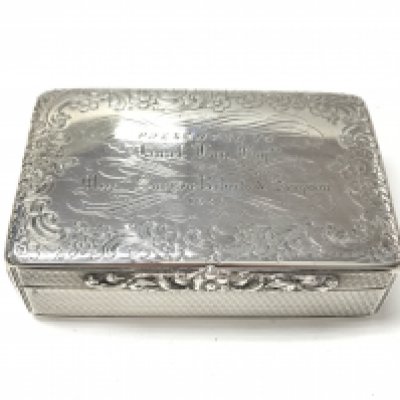 A vintage silver boxwith London hallmarks. 161.12g 8.5x5.5x3cm.