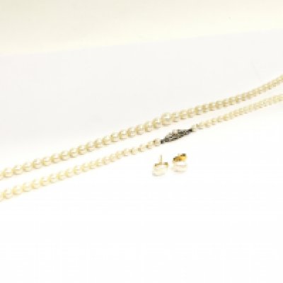 14ct gold pearl studs and a pearl necklace with a 9ct clasp. Total weight 14.9g Postage category A