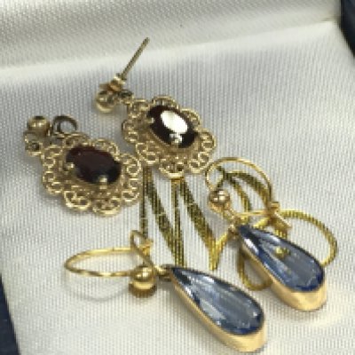 Two pairs of 9 carat gold earrings. Overall weight 3.4g Postage category A