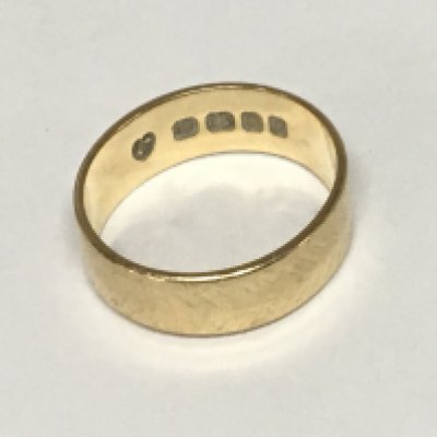 An 18carat gold wedding band weight 3.8g