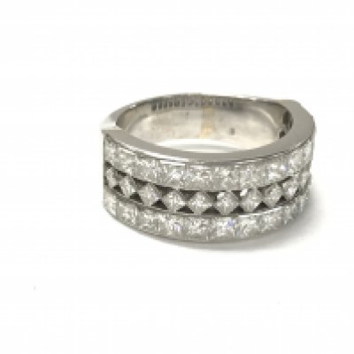 A high ct white gold ring with approximately 2ct of princess cut diamonds. 10.5g and size R.