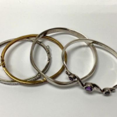 4 Silver and gilt metal stone set bangles (A)