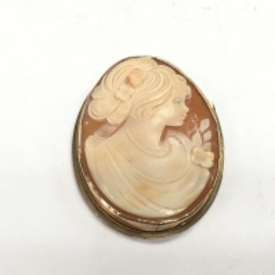 A 9ct gold cameo brooch. 35mm wide. Postage A